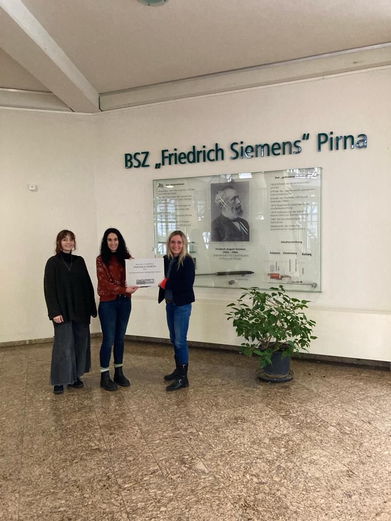 uebergabe_werbetafel_staatsoperette